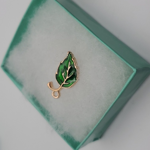 Holly‎ leaf charm 😍 - Picture 1 of 2